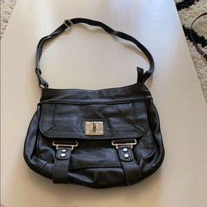 Nine wears black purse